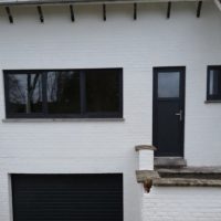 Renovation de maison avec Chassis PVC Gris anthracite s8000 Belgique porte de garage