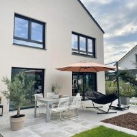 Facade arriere maison vue jardin levant coulissant VEKA droit chassis, fixe gauche