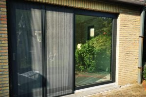 Levant coulissant PVC Veka - Chassis gris anthracite - moustiquaire plisse