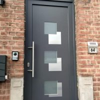 Porte PVC REHAU avec panneau décoratif et inserts en inox