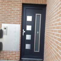 Porte PVC REHAU avec petit tirant boule et panneau décoratif