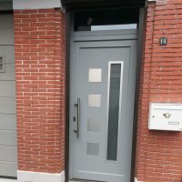 Porte PVC REHAU gris clair avec panneau décoratif et inserts en inox